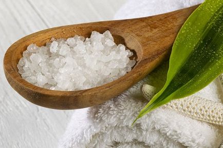 Скраб для особи з солі особливі властивості і вплив на шкіру