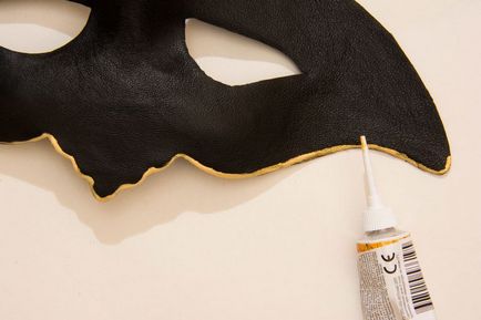 Створюємо з шматочка шкіри карнавальну маску «весь світ