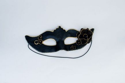 Створюємо з шматочка шкіри карнавальну маску «весь світ