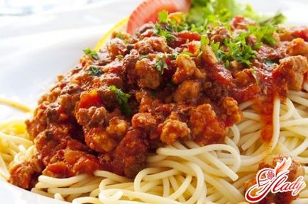 Спагетті болоньєзе два варіанти класичного італійського блюда