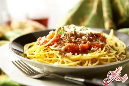Спагетті болоньєзе два варіанти класичного італійського блюда