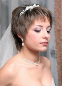 Весільні зачіски на коротке волосся з фатою