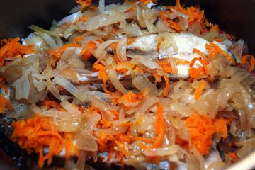 Тушкована риба - лящ з цибулею, морквою і томатами