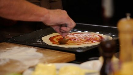 Învățând să gătești pizza italiană la bucătarul de domiciliu dezvăluie secretele sale, blog