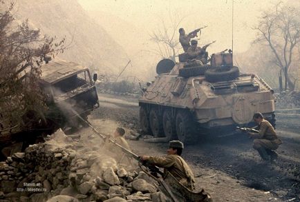 Знищення найбільшого каравану в Афганістані (47 фото)