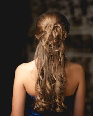 Вечірні зачіски на довге волосся на будь-який смак - елегантні, з плетінням, високі і з квітками