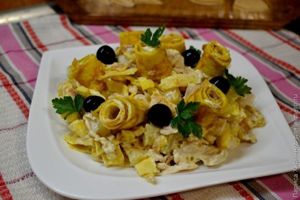 Salată delicioasă cu clătite de ouă