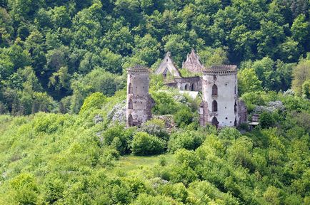 Zaleshchiki, castelul în scufundări și cascada Jurin