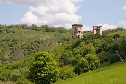 Zaleshchiki, castelul în scufundări și cascada Jurin