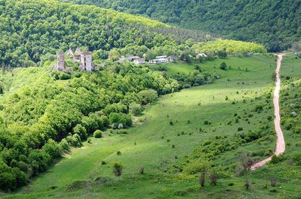 Zaleshchiki, castelul în scufundări și cascada Jurin