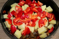 Friptură de vițel cu cartofi, ardei grași și vinete - rețetă pas cu pas cu fotografie
