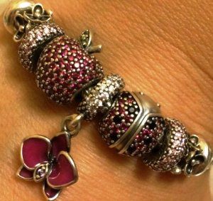 Importanța Pandora Charms - bijuterii și costume de bijuterii