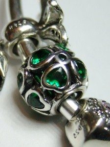 Importanța Pandora Charms - bijuterii și costume de bijuterii