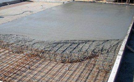 Amenajarea podelei de beton cu o rețea, pe sol întărită cu mâinile tale, instrucțiuni video, fotografie
