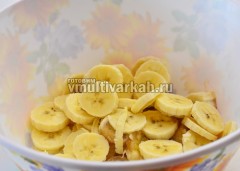 Placinta de banane într-o rețetă multivariată pentru coacerea delicioasă cu o fotografie, gătiți în multivarke