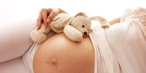 Чим небезпечне маловоддя при вагітності для мами і дитини