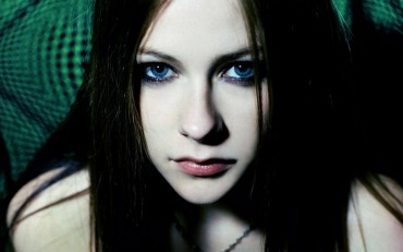 Fekete haj és fekete toll a haj Avril Lavigne képek (haj) Fekete haj és fekete toll a haj Avril Lavigne fotó