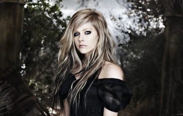 Fekete haj és fekete toll a haj Avril Lavigne képek (toll) Fekete haj és fekete toll a haj Avril Lavigne fotó