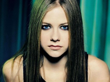 Păr negru și pene negre pe părul fotografiei Avril Lavigne
