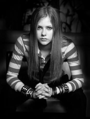 Păr negru și pene negre pe părul fotografiei Avril Lavigne