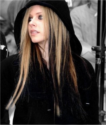 Fekete haj és fekete toll a haj Avril Lavigne fotó
