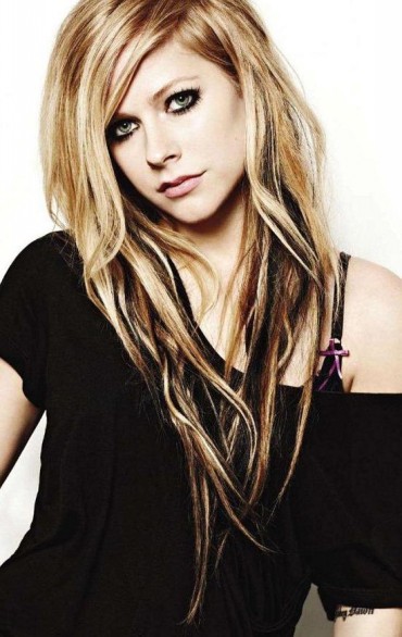Fekete haj és fekete toll a haj Avril Lavigne képek (toll) Fekete haj és fekete toll a haj Avril Lavigne fotó