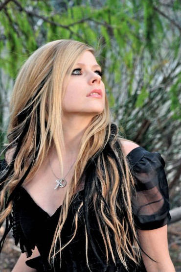 Fekete haj és fekete toll a haj Avril Lavigne képek (haj) Fekete haj és fekete toll a haj Avril Lavigne fotó