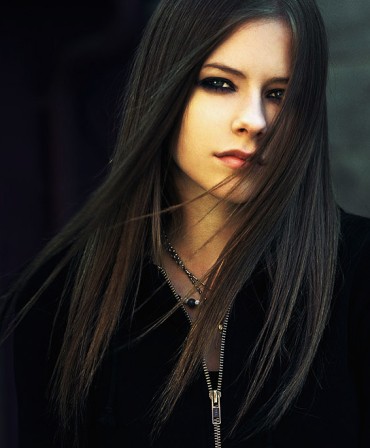 Păr negru și pene negre pe părul fotografiei Avril Lavigne
