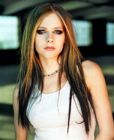 Fekete haj és fekete toll a haj Avril Lavigne képek (haj) Fekete haj és fekete toll a haj Avril Lavigne fotó