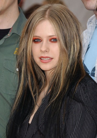 Fekete haj és fekete toll a haj Avril Lavigne képek (toll) Fekete haj és fekete toll a haj Avril Lavigne fotó