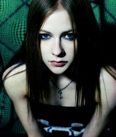 Fekete haj és fekete toll a haj Avril Lavigne képek (toll) Fekete haj és fekete toll a haj Avril Lavigne fotó