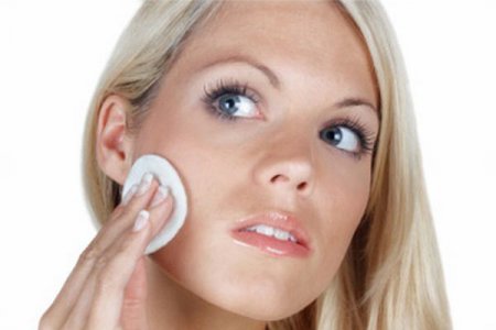 Curățarea feței la domiciliu pentru piele combinată