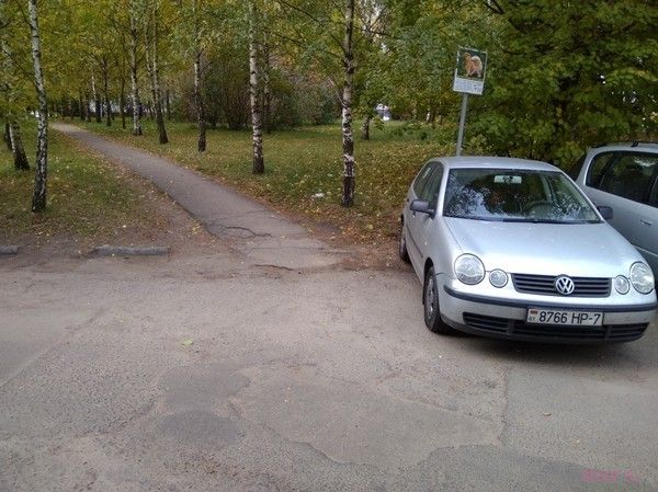 Щоб дізнатися, хто дряпає машину, білорус місяць ночував всередині