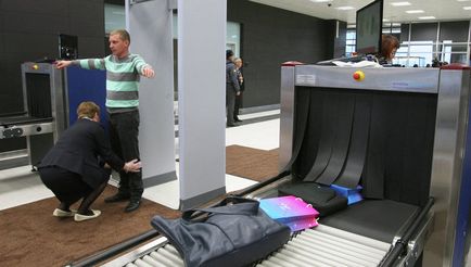 Inspectarea bagajelor de mână la aeroport