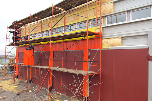 Etape de construcție a unui centru prefabricat de service auto de la panouri sandwich