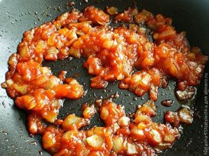 Гречка з м'ясом в томатному соусі