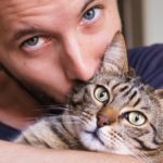 Ce bărbați iubesc pisicile pentru pisici