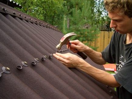 Cum să acoperiți un acoperiș cu propriile mâini cu o instrucțiune simplă