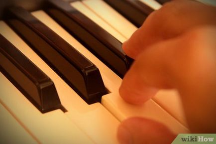 Як навчиться краще грати на фортепіано