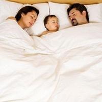 Як відучити дитину спати окремо