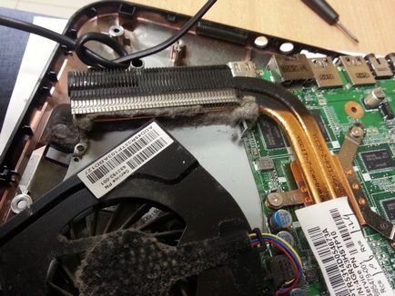 Hogyan tisztítható a laptop a portól magát a billentyűzet tisztításához, hűvösebb helyett a hővezető paszta