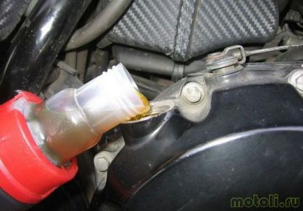 Cum se schimbă uleiul de motor într-o motocicletă