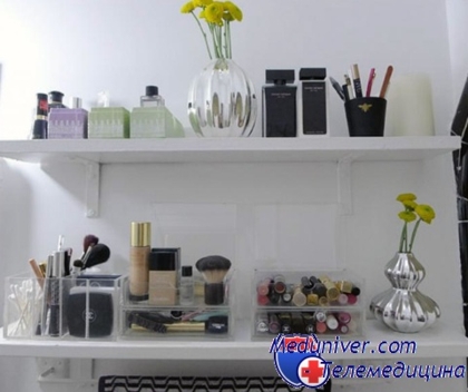 Cum să organizați rațional în rafturile de baie cu produse cosmetice care stochează produse cosmetice