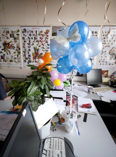 Hogyan lehet díszíteni a munkahelyi kollégák - 12 Ways eredeti gratulálni egy kolléga a születésnapjára