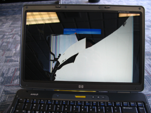 Cum să înlocuiți un ecran laptop deteriorat