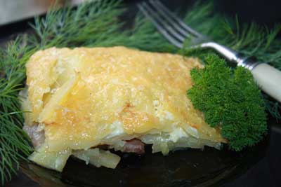 Cartofi în franceză în cuptor - cu carne și brânză jumătate fină