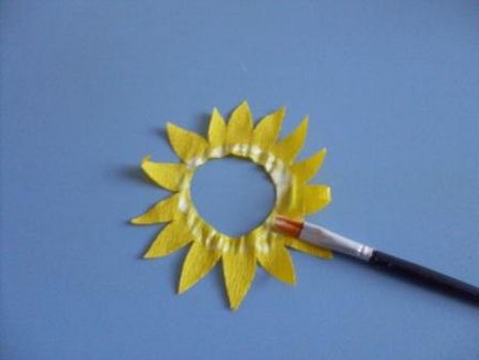 Costum de floarea soarelui din hârtie cu mâinile - desktopul