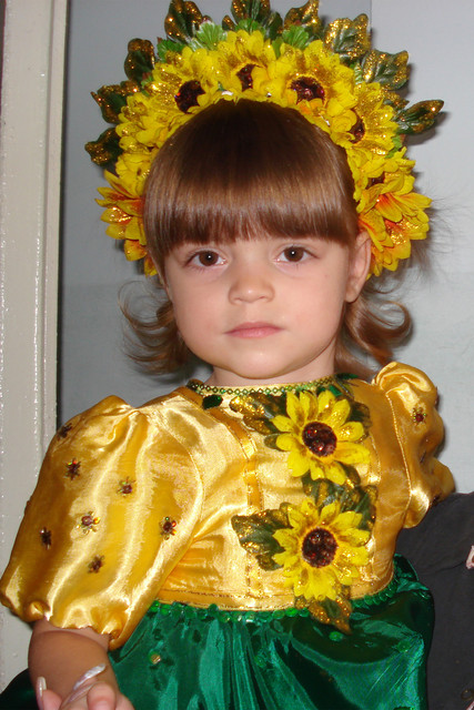 Costum de floarea-soarelui pentru o fată cu mâinile ei