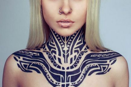 Tatuaj frumos în jurul gâtului pentru fete (foto)