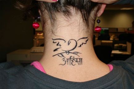 Tatuaj frumos în jurul gâtului pentru fete (foto)